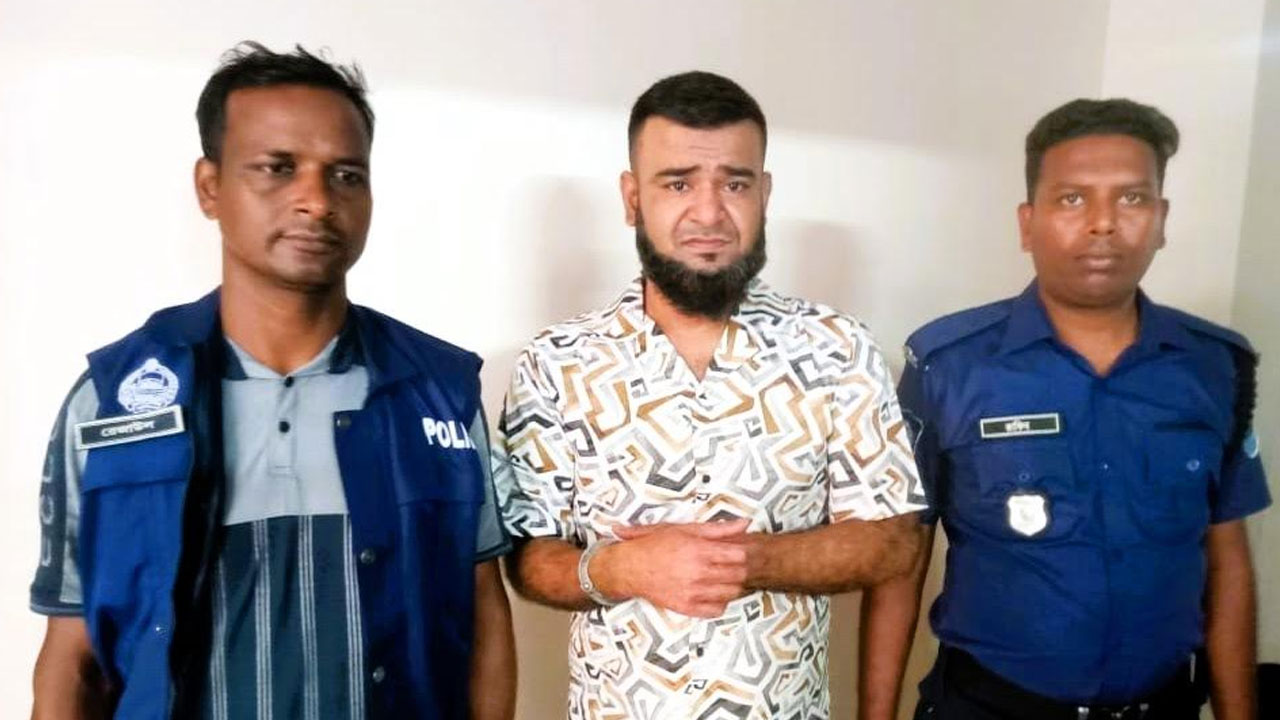 মুন্সিগঞ্জে স্ত্রীকে কুপিয়ে হত্যা করে থানায় আত্মসমর্পণ করলেন স্বামী